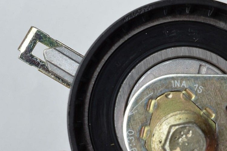 Abb. 12: Nach dem Auflegen den Zahnriemen mit der Spannrolle gegen den Uhrzeigersinn spannen. Die Markierungen ... (Foto: Contitech)