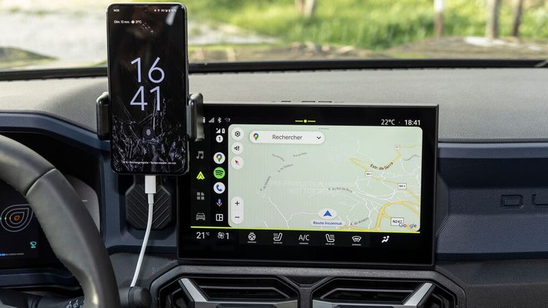 Simply clever: Das Smartphone wird per YouClip-Halter neben dem 10,1-Zoll-Zentraldisplay fixiert. (Bild: Dacia)