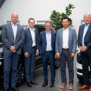 (v. l.) Thomas Djuren (Geschäftsführer, Kia Deutschland), Sascha Stößel (Geschäftsführer, Kunzmann), Karl Diehm (geschäftsführender Gesellschafter Kunzmann), Jong Kook Lee (Präsident, Kia Deutschland) und Thomas Millies (Geschäftsführer, Kunzmann)(Bild:  Björn Friedrich/Autohaus Kunzmann)