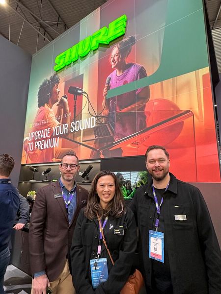 Das SHURE Team (v. l.) Michel Baars, Ashley Chan und Marco Stiegler haben immer die perfekte Stimmlage Dank ihrer professionellen Mikrofone. (Bild: Vogel IT-Medien GmbH)
