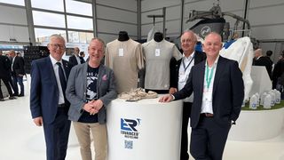 Von links: Manfred Hackl (Erema), Adrian Jones (BlockTexx), Graham Ross (BlockTexx) und Wolfgang Hermann (Erema) mit dem neuen Gewebe aus 100 % recyceltem Polyester. (Bild: Erema)