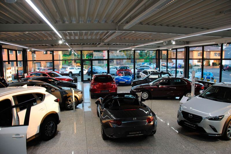 Blick in den Showroom: Im Jahr verkauft Auto Schmeltzer rund 100 Neuwagen.  (Bild: Baeuchle/»kfz-betrieb«)