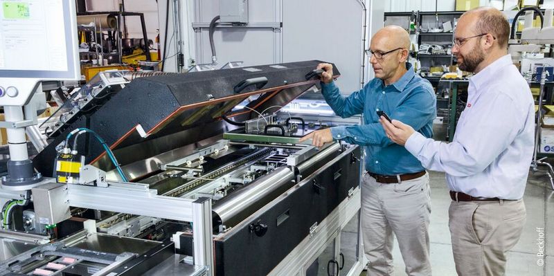Im POV-Werk inspizieren Dan Distefano (links), Senior Software Engineer und Inhaber von D2 Engineering, und Casey Taylor, Regional Sales Engineer von Beckhoff, den neuen Leiterplatten-Testhandler. (Bild: Beckhoff Automation)