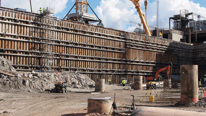 Die RD Pfahlwand ist SSABs Lösung für eine Stützwand in Finnland, bei der spiralförmig oder längs verschweißte Stahlrohrpfähle und sich überschneidende Profile durch Schweißen im Walzwerk gefügt werden.  (SSAB/YIT)