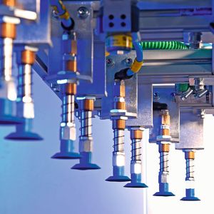 Ein saugerbewehrter Greifer im Detail. Fest, schnell, prozesssicher und dennoch schonend bewegen diese Systeme, kombiniert mit Robotern, die Bauteile oder Prepregs zum entsprechenden Fertigungsort.