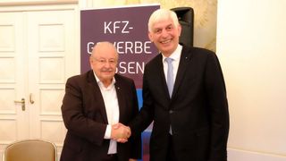 Der scheidende Präsident des hessischen Kfz-Gewerbes und sein Nachfolger: Jürgen Karpinski (l.) gratuliert Michael Kraft zu seiner Wahl. (Bild: VCG - Zietz)