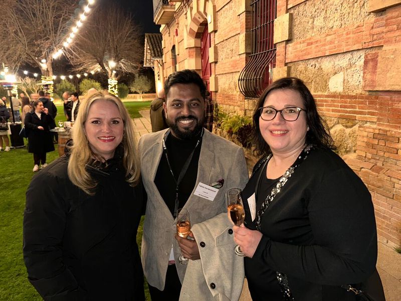 (v. l.) Bettina Roderhoff (Samsung) mit Tobias Hardenbicker (auch als Nishaanth bekannt) und Anne Linder (Lang AG). (Bild: Vogel IT-Medien )