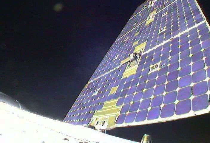 Blick von der Dragon-Raumkapsel kurz, nachdem sie in die Erdumlaufbahn eingetreten ist. Das Bild zeigt eins der zwei Solarpanels,welche für die Stromversorgung von Dragon sorgen. (SpaceX)