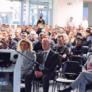 Standortleiter Matthias Willy begrüße die Gäste zu einer Veranstaltung am 19. März 2026 und informierte über die Zukunft der Niederlassung.(Bild:  Riess Gruppe)