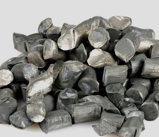 Von ausländischem Lithium ist ganz Europa abhängig. Doch Lagerstätten dieses wichtigen Rohstoffs für die Energiewende gibt es auch in Deutschland. Bundeskanzler Olaf Scholz spricht sich deshalb klar dafür aus, diese Quellen auch anzuzapfen ...(Bild:  Erzmännchen)