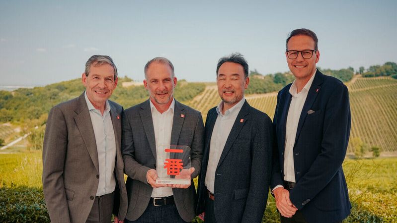 Bereits zum siebten Mal durfte sich Timo Szabo (2.v.li.), Geschäftsführer des Wertheimer Autohauses Szabo, über den Ichiban-Preis freuen. Übergeben wurde die Auszeichnung von Dr. Till Conrad (v.li.), Executive Vice President Sales Marketing Toyota Motor Europe, Yoshihito Nakata, Präsident und CEO Toyota Europe und Mario Köhler, Geschäftsführer und Präsident Toyota Deutschland.(Bild:  Toyota)