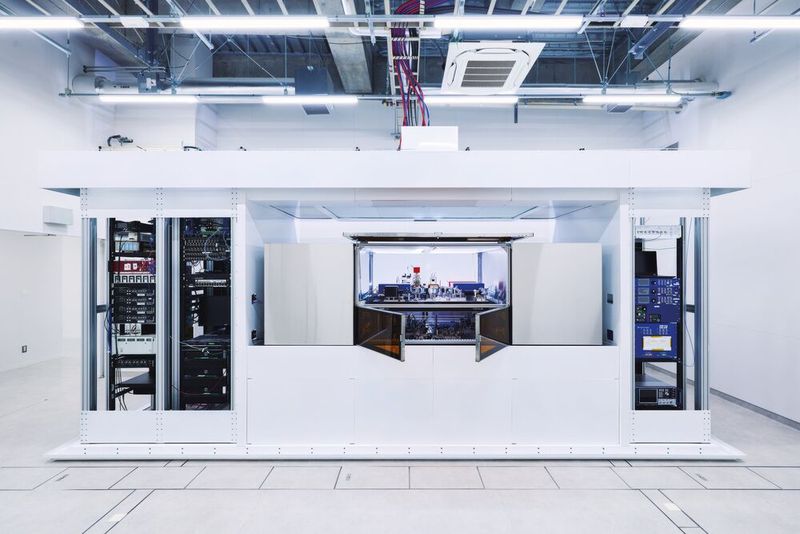 Gemini von Quera ist ein Neutralatom-System mit Fähigkeiten für logische Qubits. Er wird am japanischen Forschungszentrum AIST in Kombination mit einem Nvidia-GPU-basierten Supercomputer und zwei weiteren Quantencomputern betrieben. Einer davon ist ein 64-Qubit-Modell von Fujitsu, der andere ein Photonic Quantum Computer von OptQC. (Bild: Quera)