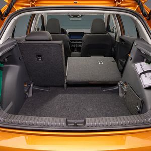 Der neue Fabia punktet wieder mit viel Innenraum, das Kofferraumvolumen wächst auf 380 Liter.(Bild:  Skoda)