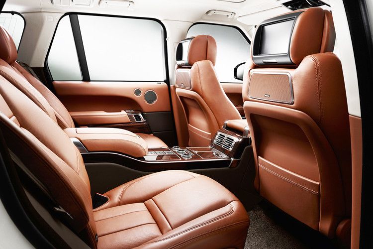 Weitere Ausstattungsoptionen wie die neue, besonders luxuriöse Modellvariante „Autobiography Black“, kommen hinzu. (Foto: Land Rover)