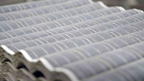 Mit einer Verwertungsquote von 98 % will Solar Materials die Kreislaufwirtschaft in der Solarbranche auf ein neues Level heben. Dabei bringt jedes Panel bis zu 20 kg auf die Waage und kann in Größe und Zustand variieren. (Bild: ABB)