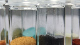 Heterogene Katalysatoren werden oft in Pulverform eingesetzt. Nach der Reaktion kann dieses dann zu Boden sinken, was die Abtrennung des Katalysators stark vereinfacht. (Likat/ Nordlicht)