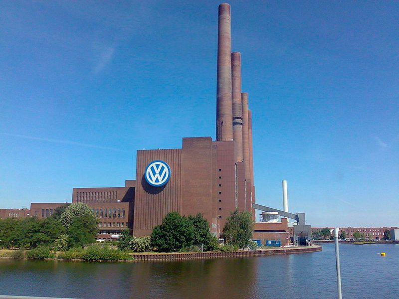 Platz 1: Volkswagen mit einem Gehaltsgefälle von 97 (das Bild zeigt das unter Denkmalschutz stehende alte Kraftwerk im Volkswagenwerk Wolfsburg. (nibbler [CC BY-SA 2.0 de (https://creativecommons.org/licenses/by-sa/2.0/de/deed.en)])