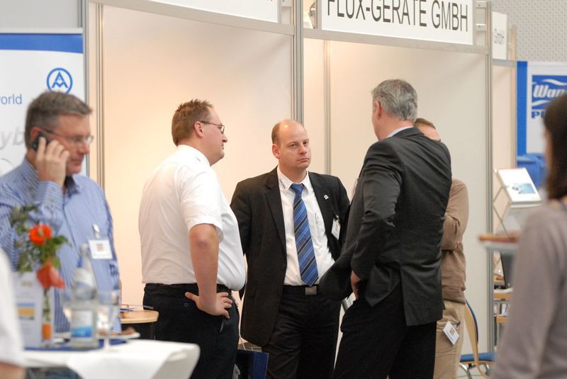 Die Aerzener Maschinenfabrik, in der Mitte Marketingleiter Stephan Brand, präsentierte ihre Top-Innovation Delta Hybrid, eine Symbiose aus Drehkolbenverdichter und Schraubenkompressor.  (Bild: PROCESS)