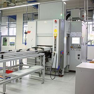 Das vollautomatisierte SW-Doppelspindel-Bearbeitungszentrum BA 321 produziert alle drei Minuten zwei fertig bearbeitete Pinzettenhälften.
