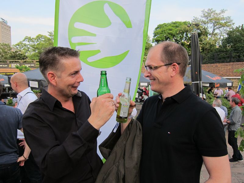 Ralf Gimmler (r.), Toshiba und Torsten Courtois, Müritz COMP Greifswald Computersystemhaus, gönnten sich eine Erfrischung. (Bild: IT-BUSINESS)