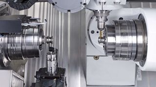 Halbierte Durchlaufzeiten und damit doppelte Produktivität in der Stangenbearbeitung: Bei der FZ12 MT ist zeitgleiches Drehen und Fräsen möglich. (Bild: Chiron)