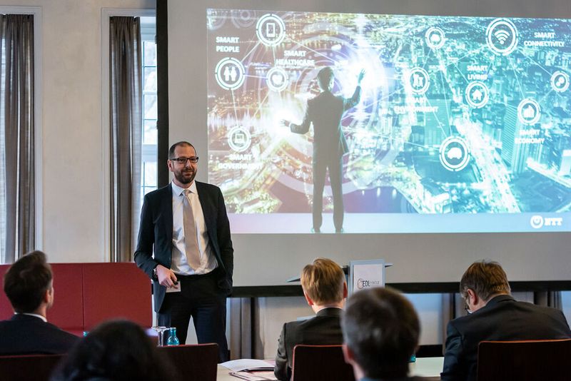 Zum Beispiel der Vortrag von René Bader von NTT Security zum Thema  „Wenn der CxO zum Sicherheitsrisiko wird“. (Stefan Bausewein)