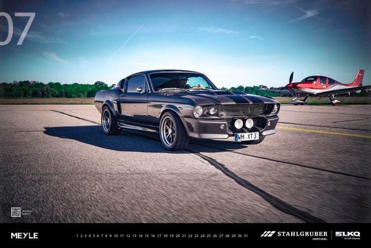 Diesen frühen Ford Mustang Fastback hat sein Besitzer reichlich modifiziert. Von der dritten Generation (1969 bis 1970) baute Ford in knapp zwei Jahren 497.000 Stück. Das obere Leistungsende markierte ein Siebenliter-V8-Motor (429 Kubikzoll). (Stahlgruber)