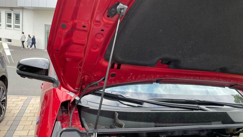 Fast schon Seltenheitswert hat das manuelle Haltegestänge der Motorhaube. Von selbst geht nichts. Aber ganz ehrlich: Den Handgriff schafft man schon noch! (Bild: Grimm – VCG)