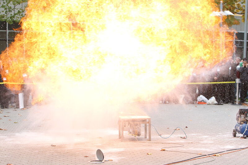 ...da sieht diese Feuer-Explosion schon gefährlicher aus. (Bild: Nürnberg Messe)