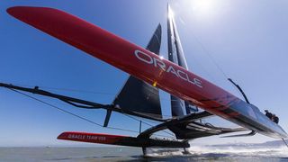 Segelst du noch oder fliegst du schon: Die AC72 des Teams Oracle (Bild: Oracle Team USA / Guilain Greiner)