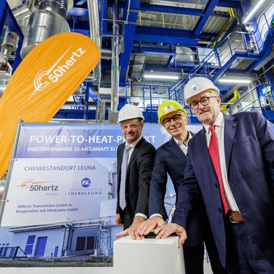 Stefan Kapferer, CEO der 50Hertz Transmission GmbH, Dr. Christof Günther, Geschäftsführer Infraleuna und Dr. Jürgen Ude, Staatssekretär für Strukturwandel und industrielle Großprojekte in der Staatskanzlei des Landes Sachsen-Anhalt, bei der feierlichen Inbetriebnahme des 35-Megawatt-Elektrodenkessels im Gas- und Dampfturbinenkraftwerk 2 am Chemiestandort Leuna. (Bild: Jens Schlüter/ Infraleuna)