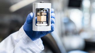 Das PSI zeigt in einer Studie, wie sich Festkörperbatterien kostengünstig, effizient und langlebig produzieren lassen. Im Bild ist eine Testzelle, in der die am PSI entwickelte Festkörperbatterie hergestellt und getestet wird. (Bild: Paul Scherrer Institut)