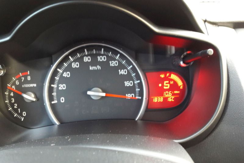 Die Nadel geht auf leichten Gefällestrecken auch noch weiter. Die Voreilung ist laut Navi unter sieben Km/h. (Holz / »kfz-betrieb«)