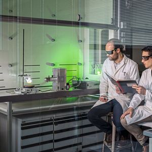 Dr. Philip M. Stanley (l.) und Julien Warnan Ph.D., Arbeitsgruppenleiter WarnanLab an der Technischen Universität München bei der Bestrahlung des „Nanozyms“.(Bild:  Astrid Eckert – TUM)