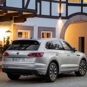 Das typische Kennzeichen mit dem Buchstaben E darf der Touareg Hybrid noch nicht tragen. Die Homologation sei noch nicht abgeschlossen, heißt es von VW.(Bild:  Ingo Barenschee)