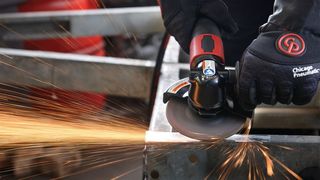 Winkelschleifer sollten möglichst wenig vibrieren. Bei der Auswahl dieser Werkzeuge sollte darauf geachtet werden, dass ein Autobalancer und ein vibrationsdämpfender zweiter Handgriff vorhanden sind. Ein Autobalancer ist ein auf der Antriebswelle der Schleifmaschine sitzender automatischer Unwuchtausgleicher. Werkzeuge mit diesem Konstruktionsmerkmal vibrieren deutlich weniger und können zum Teil dreimal so lange benutzt werden wie solche ohne Autobalancer, ehe der Auslöse- oder der Grenzwert für die tägliche Einsatzzeit erreicht wird. (Bild: Chicago Pneumatic)