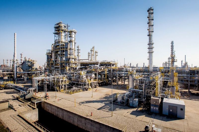 Die Slovnaft in Bratislava ist der wichtigste Anbieter von Raffinerieprodukten in der Slowakei und erzeugt zudem ein breites Spektrum petrochemischer Rohstoffe. In der Wasseraufbereitungsanlage des Raffineriekomplexes arbeiten Membran­elemente der Marke Lewabrane seit mehr als acht Monaten stabil und zuverlässig. (Bild: Slovnaft)