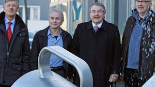 Von rechts: Bildhauer Bernd Goering, Stifter Herbert Boll, Hersteller Klaus Bühler sowie DHBW-Rektor Prof. Dr. Bernd Martin. (Bild: DHBW)