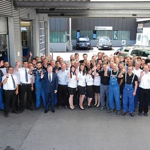 Hier winken die Sieger: Das Hahn-Team hat es beim Service Award 2014 bis ganz oben aufs Treppchen geschafft.(Foto:  Rosenow)