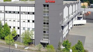Für die Würzburger Brose-Mitarbeiter könnte der Job bald Vergangenheit sein. Denn der Sparkurs, den der Automobilzulieferer wegen der allgemeinen Krise fährt, könnte zur Standortschließung in der unterfränkischen Hauptstadt führen. (Bild: Brose)