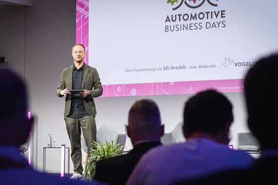 Moderator Tobias Grimm führte souverän durch das Vortragsprogramm der Automotive Business Days. (Bild: Stefan Bausewein)