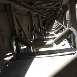 Im staubigen Umfeld wirkt sich die Qualität einer Tragrolle erheblich auf die Gesamtbetriebskosten aus.(Bild:  Rumelca)