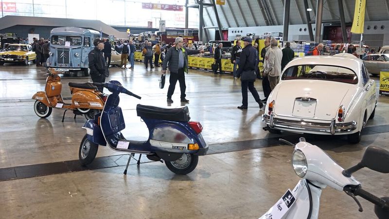 Manche Aussteller hatten mehr Platz als ihnen lieb war. (Bild: Dominsky –  »kfz-betrieb«)