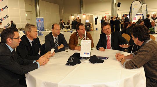 Tipps vom Verband für Freie Werkstätten: ZDK-Führungsspitze im lockeren Gespräch. (Archiv: Vogel Business Media)