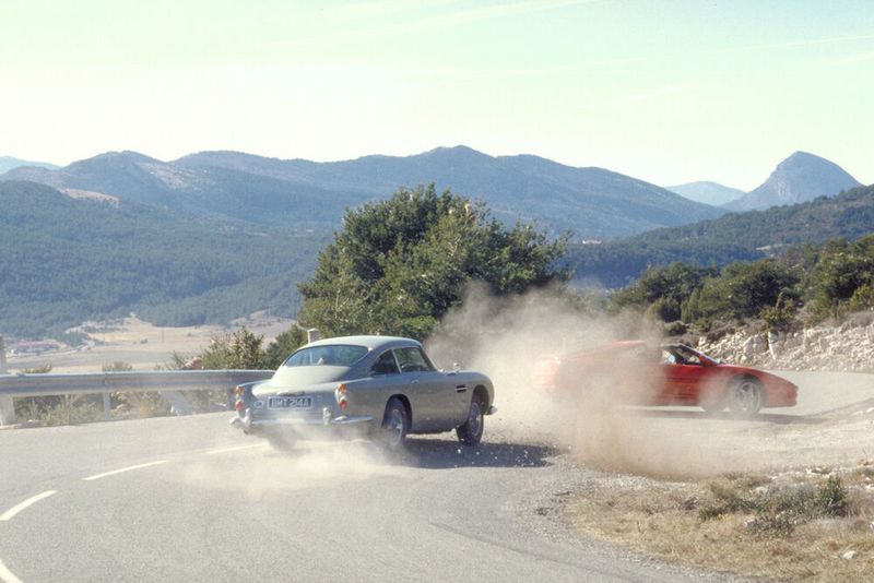 Seitdem tauchte der DB5 immer wieder in den Filmen um den legendären Geheimagenten auf. (Aston Martin)