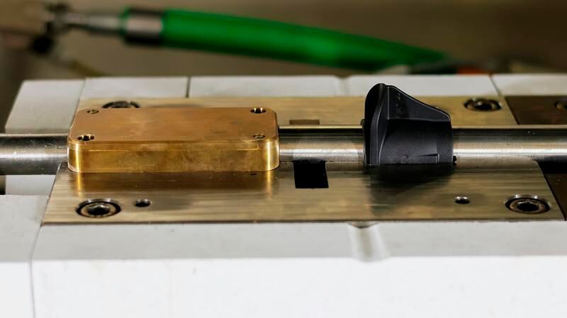 In the combined hydroforming and flow-pressing process, the metal tube and thermoplastic component are heated together and formed simultaneously in a temperature-controlled too. (Source: Fraunhofer IWU/ Rico Demuth)