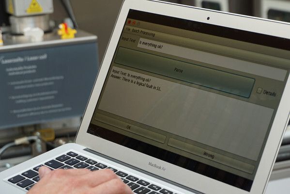Smart Factory: Der Mitarbeiter fragt das Assistenzsystem, ob im System alles in Ordnung ist. (Bild: inIT)