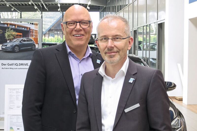 Geschäftsführer Jürgen Macke (li.) und Thomas Klemm, Verkaufsleiter Neuwagen, sind kreative Unruhegeister, denen ständig Neues einfällt, um aus dem Geschäft mit Pkws, Nutzfahrzeugen und Freizeitmobilen noch mehr Umsatz herauszuholen. (Lulei/»kfz-betrieb«)