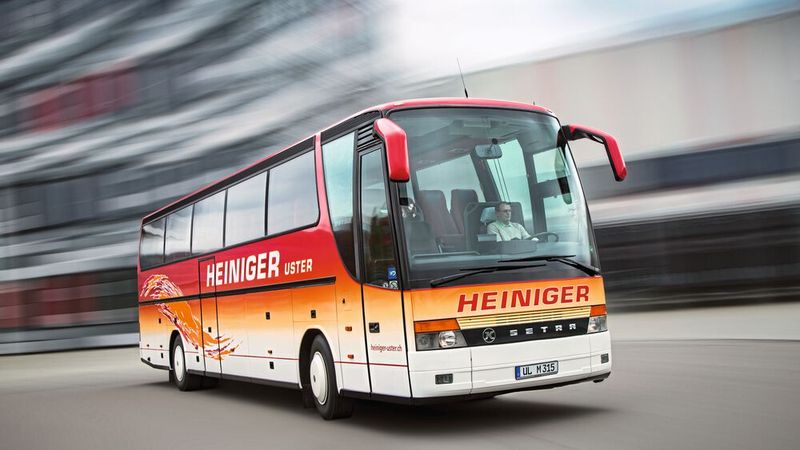 Bei der Baureihe 200 gab es auch eine einfacher ausgestattete Version als Kombibus (Setra Rational) für den Einsatz als Linienbus und bei kürzeren Reisen. Von den Reisebussen der Baureihe abgeleitet baute man auch einen Überlandbus und einen Gelenkbus sowie einen Stadtbus (Setra Communal). Später gab es mit den S 215 NR den ersten Niederflur-Regionalbus. Diese Bauweise ist heute als „Low-Entry“ bekannt – niedriger Einstieg –, aber im Heck konventionell gebaut.  (Bild: Daimler AG)
