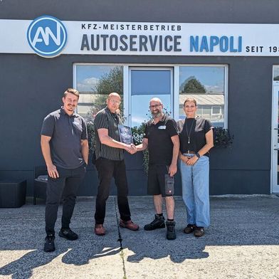 Partner in Sachen Tesla-Service: (v. l.) Niklas Persch und Joerg Dudziak von Nik’s Garage und Carlo Napoli und Anja Beermann von Autoservice Napoli. (Bild: Rosenow – VCG)